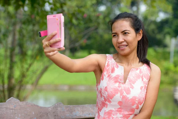 Retrato Mujer Asiática Madura Relajándose Parque Aire Libre — Foto de Stock