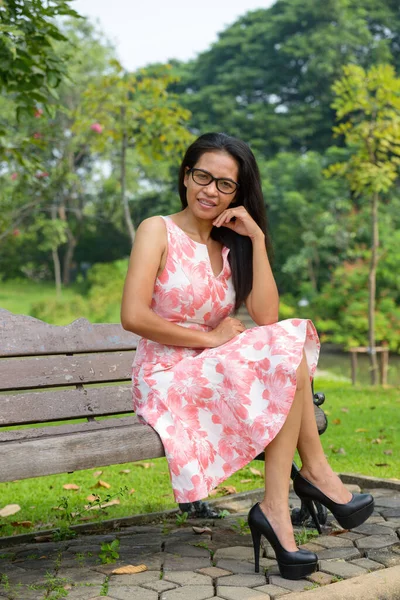 Retrato Mulher Asiática Madura Relaxando Parque Livre — Fotografia de Stock