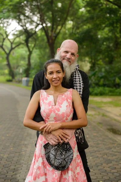 Olgun Sakallı Adam Olgun Asyalı Kadının Evli Bir Çift Olarak — Stok fotoğraf