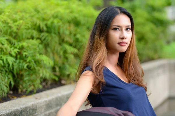 Portrait Young Beautiful Asian Businesswoman Relaxing Park Outdoors — Stock Photo, Image