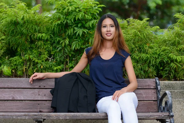 Portrait Young Beautiful Asian Businesswoman Relaxing Park Outdoors — Stockfoto