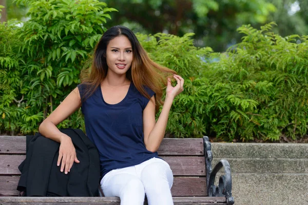 Portrait Young Beautiful Asian Businesswoman Relaxing Park Outdoors — Stockfoto