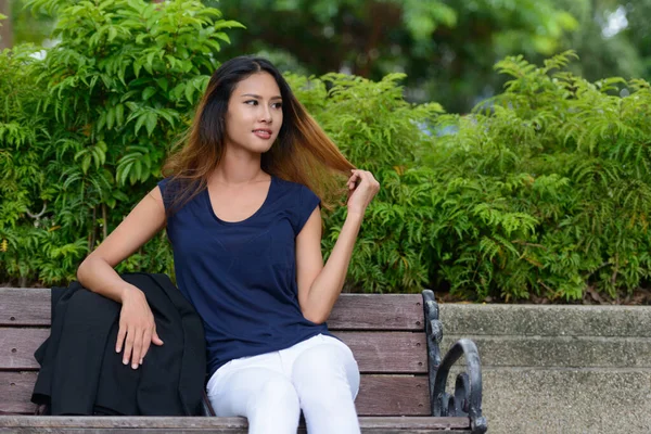 Portrait Young Beautiful Asian Businesswoman Relaxing Park Outdoors — Stockfoto