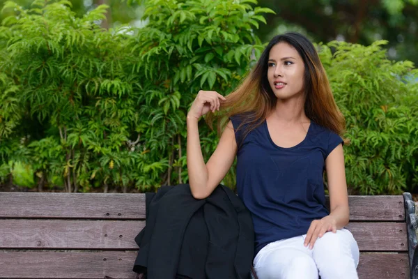 Portrait Young Beautiful Asian Businesswoman Relaxing Park Outdoors — Stockfoto