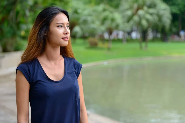 Portrait Young Beautiful Asian Businesswoman Relaxing Park Outdoors — Stockfoto