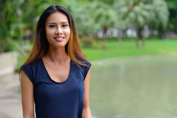 Портрет Молодой Красивой Азиатской Предпринимательницы Отдыхающей Парке Открытом Воздухе — стоковое фото