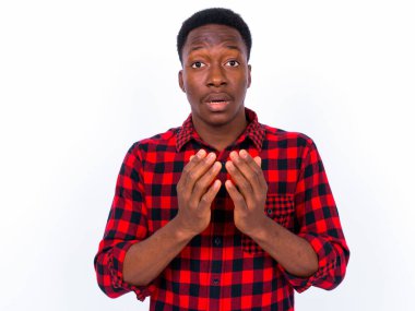 Genç yakışıklı Afrika adam beyaz arka plan stüdyo çekim