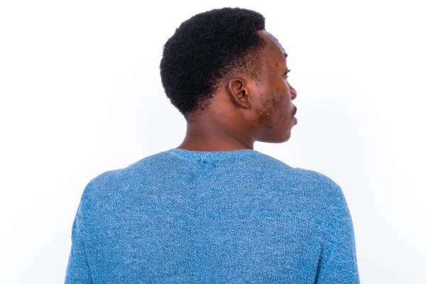 Młody Przystojny Mężczyzna Afryki Białym Tle Strzał Studio — Zdjęcie stockowe