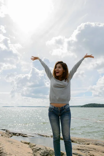Joven hermosa mujer asiática contra la vista panorámica del lago —  Fotos de Stock