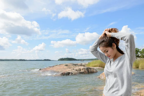 Jonge mooie Aziatische vrouw tegen schilderachtig uitzicht op het meer — Stockfoto