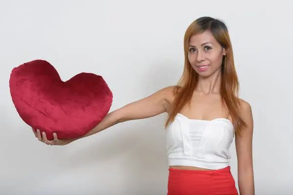 Студийный Снимок Взрослой Филиппинки Готовой Дню Святого Валентина Белом Фоне — стоковое фото