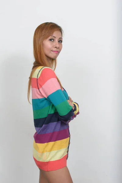 Estudio Mujer Filipina Madura Con Suéter Cárdigan Sobre Fondo Blanco —  Fotos de Stock