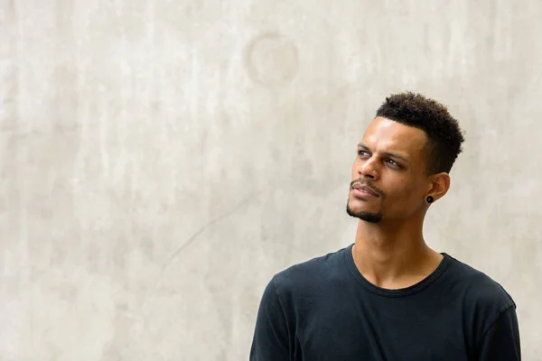 Retrato Jovem Bonito Barbudo Homem Africano Contra Parede Concreto Livre — Fotografia de Stock