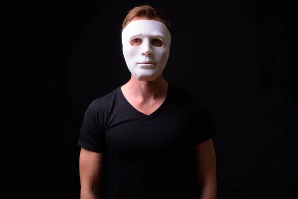 Πορτρέτο του νεαρού άνδρα με λευκή μάσκα — Φωτογραφία Αρχείου