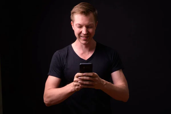 Портрет щасливого молодого красивого чоловіка за допомогою телефону — стокове фото