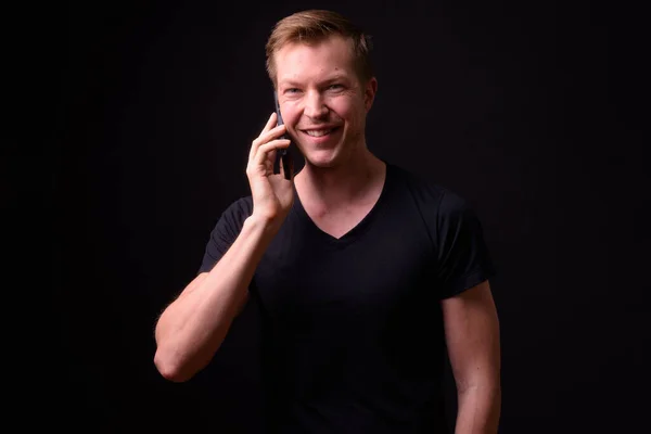 Портрет щасливого молодого красивого чоловіка, який розмовляє по телефону — стокове фото
