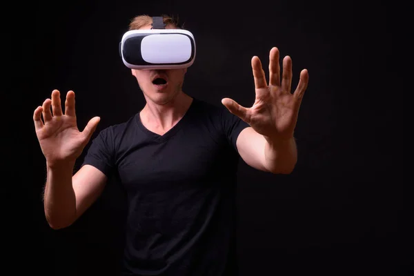Egy fiatal jóképű férfi portréja virtuális valóság headsettel — Stock Fotó