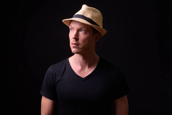 帽子の考えを持つ若いハンサムな観光客の男の肖像 — ストック写真