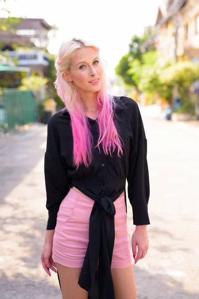 Portrait Young Beautiful Blonde Woman Exploring City Streets Outdoors — Stock Photo, Image