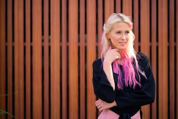 Retrato Una Joven Hermosa Rubia Explorando Las Calles Ciudad Aire —  Fotos de Stock