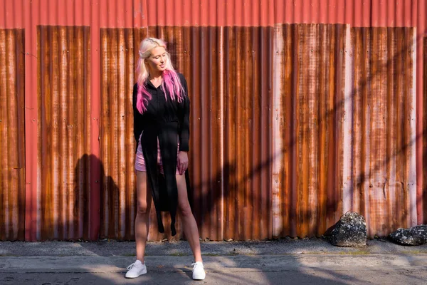 Retrato Una Joven Hermosa Rubia Explorando Las Calles Ciudad Aire —  Fotos de Stock