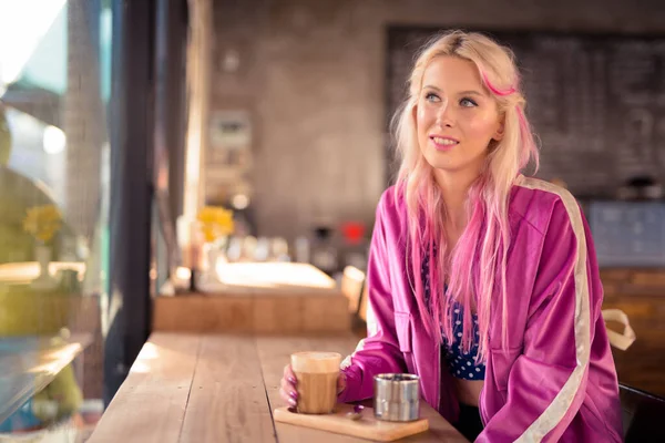 Portrét Mladé Krásné Blondýny Relaxační Kavárně — Stock fotografie