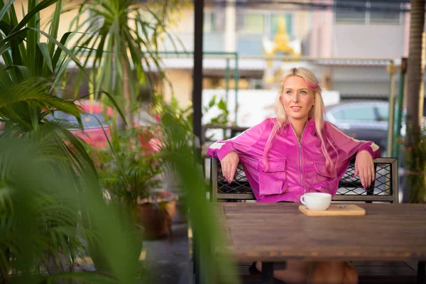 Portrét Mladé Krásné Blondýny Relaxační Kavárně — Stock fotografie