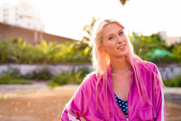 Retrato Una Joven Hermosa Rubia Explorando Las Calles Ciudad Aire —  Fotos de Stock