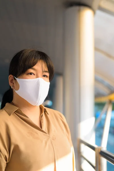 Portré Túlsúlyos Ázsiai Maszk Elleni Védelem Corona Vírus Kitörése Skywalk — Stock Fotó