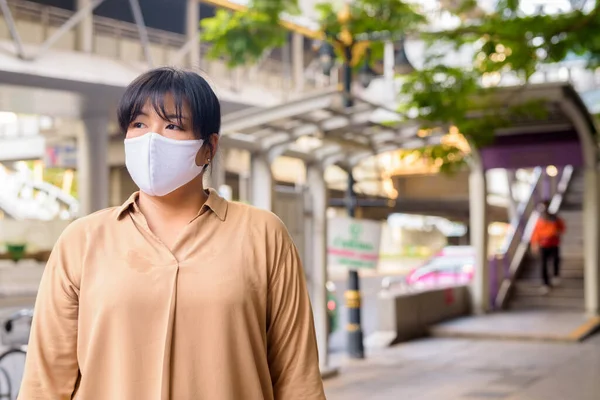 Portré Túlsúlyos Ázsiai Maszk Elleni Védelem Koronavírus Járvány Város Utcáin — Stock Fotó