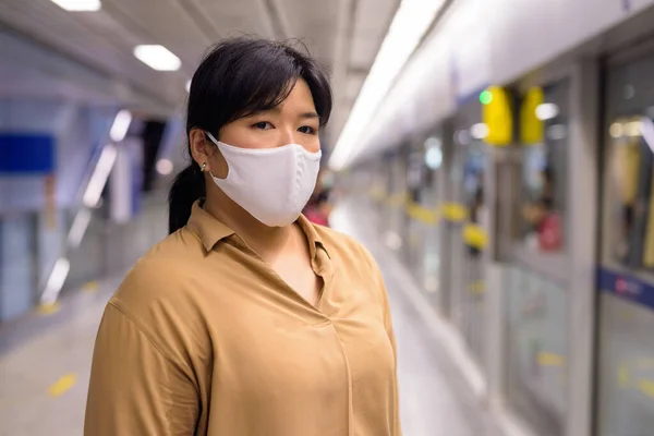 Portré Túlsúlyos Ázsiai Maszk Elleni Védelem Corona Vírus Kitörése Metróállomáson — Stock Fotó
