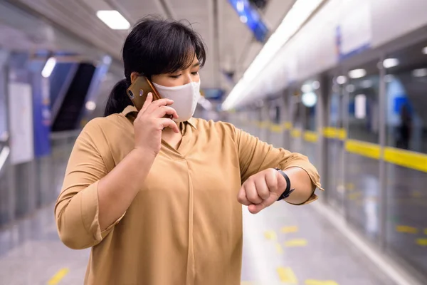 Portré Túlsúlyos Ázsiai Maszk Elleni Védelem Corona Vírus Kitörése Metróállomáson — Stock Fotó