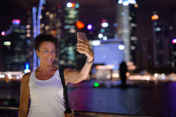 Portré Gyönyörű Érett Turista Élvezi Életet Miközben Utazik Szingapúr Város — Stock Fotó