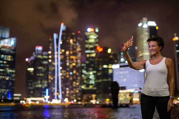 Портрет Красивой Зрелой Туристки Наслаждающейся Жизнью Время Путешествия Сингапуру — стоковое фото