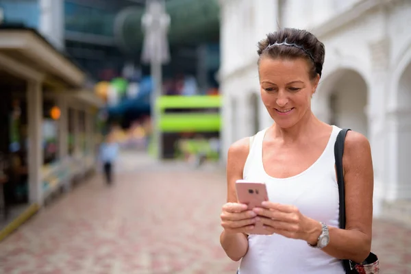 Porträtt Vacker Mogen Turist Kvinna Njuter Livet När Reser Singapore — Stockfoto