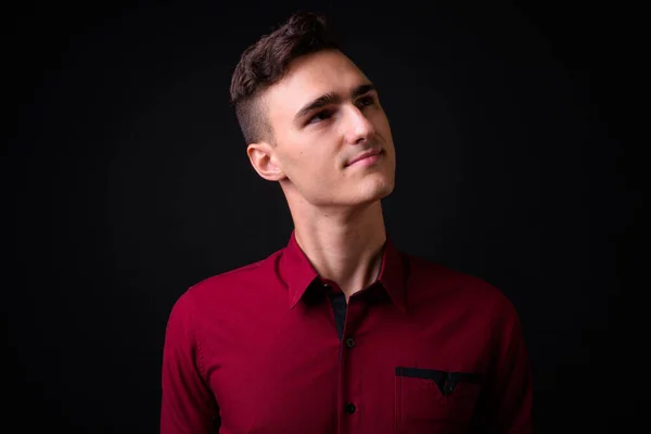 Studioaufnahme Eines Jungen Gutaussehenden Geschäftsmannes Roten Hemd Vor Schwarzem Hintergrund — Stockfoto