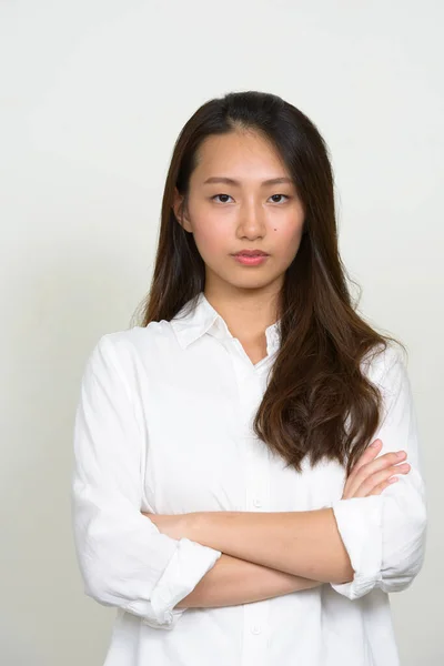 Studioaufnahme Einer Jungen Schönen Koreanischen Geschäftsfrau Vor Weißem Hintergrund — Stockfoto