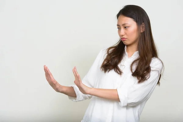 Studio Colpo Giovane Bella Donna Affari Coreana Contro Sfondo Bianco — Foto Stock