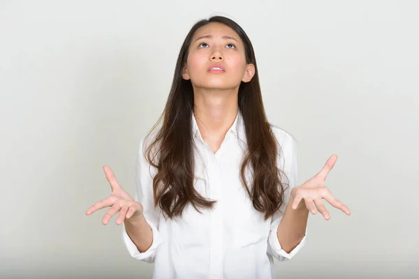 Studio Shot Van Jonge Mooie Koreaanse Zakenvrouw Tegen Witte Achtergrond — Stockfoto