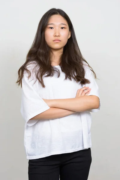 スタジオショットの若いです美しいです韓国人女性に対する白い背景 — ストック写真