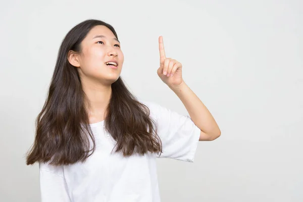 Estúdio Tiro Jovem Bela Mulher Coreana Contra Fundo Branco — Fotografia de Stock