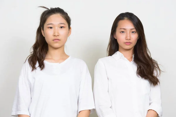 Estúdio Tiro Duas Mulheres Coreanas Bonitas Jovens Como Amigos Juntos — Fotografia de Stock