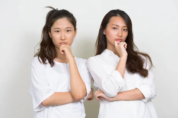 Estúdio Tiro Duas Mulheres Coreanas Bonitas Jovens Como Amigos Juntos — Fotografia de Stock