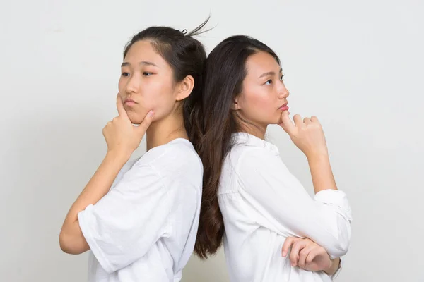 Estudio Dos Jóvenes Hermosas Mujeres Coreanas Como Amigas Juntas Sobre — Foto de Stock