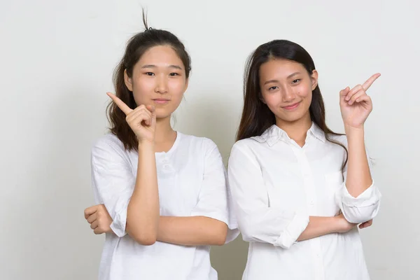 Studio Záběr Dvou Mladých Krásných Korejských Žen Jako Přátelé Spolu — Stock fotografie