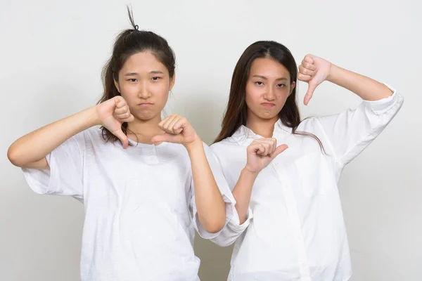 Studio Skott Två Unga Vackra Koreanska Kvinnor Som Vänner Tillsammans — Stockfoto