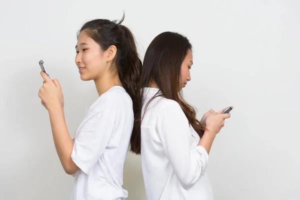 Stúdió Lövés Két Fiatal Gyönyörű Koreai Nők Mint Barátok Együtt — Stock Fotó