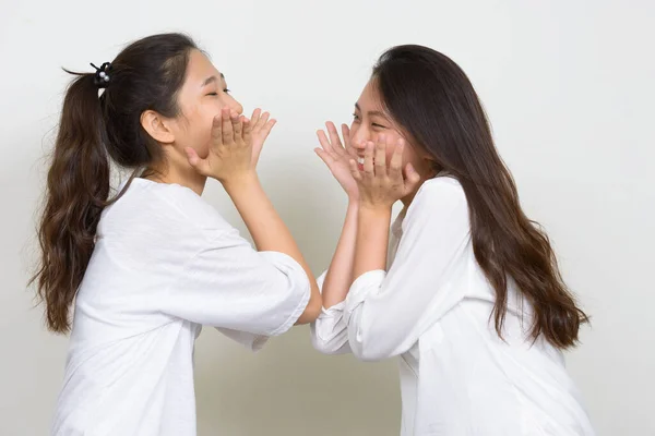 Estudio Dos Jóvenes Hermosas Mujeres Coreanas Como Amigas Juntas Sobre —  Fotos de Stock