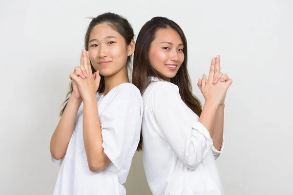 Studio Skott Två Unga Vackra Koreanska Kvinnor Som Vänner Tillsammans — Stockfoto