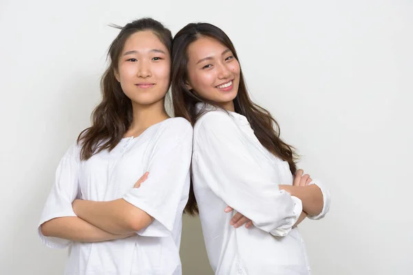 Estudio Dos Jóvenes Hermosas Mujeres Coreanas Como Amigas Juntas Sobre — Foto de Stock